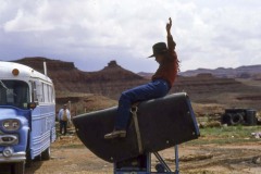 Un giovane Navajo sul cavallo meccanico